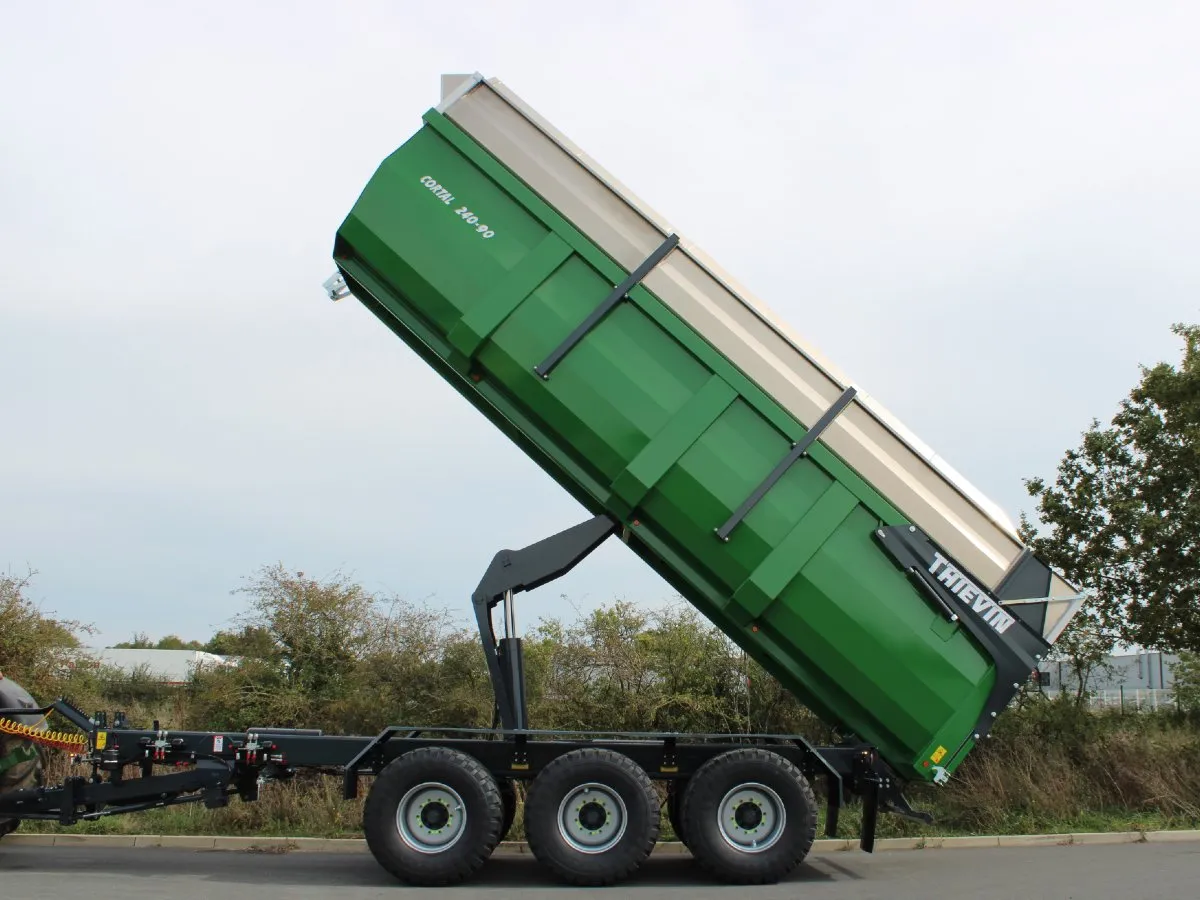 Vue de côté remorque agricole 240-90 caisse 1800 mm levée avec compa de bennage